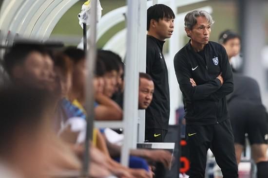 他扒下我的内裤就进去了视频